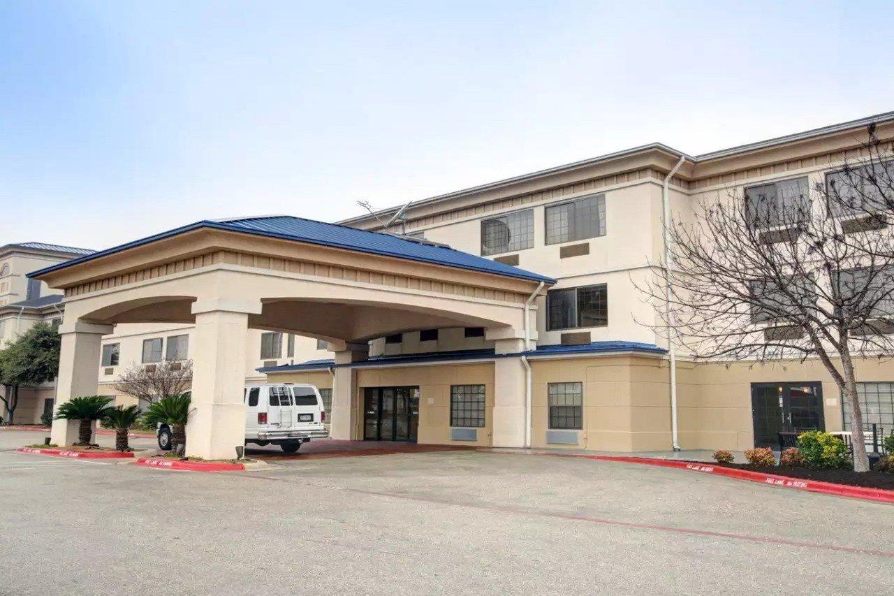 Quality Inn & Suites Airport Austin Exterior photo