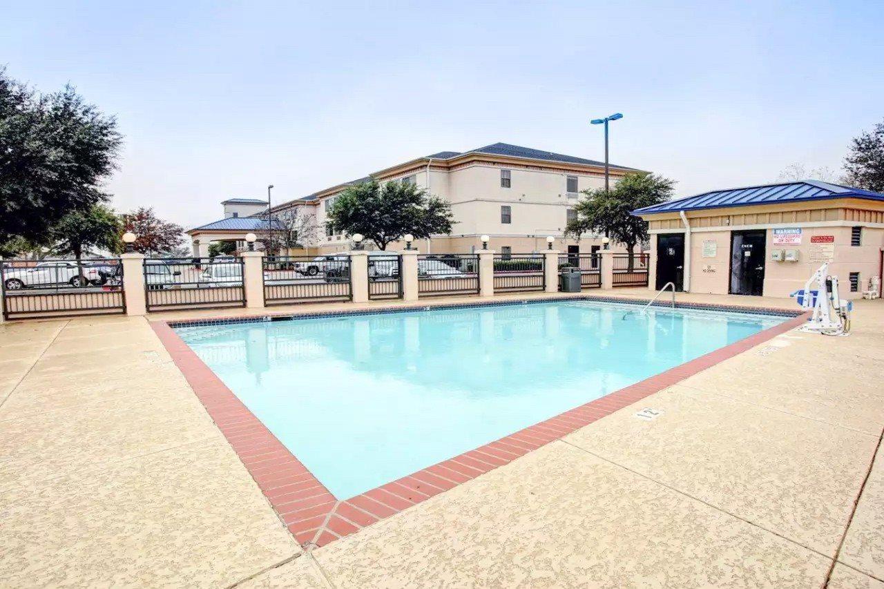 Quality Inn & Suites Airport Austin Exterior photo