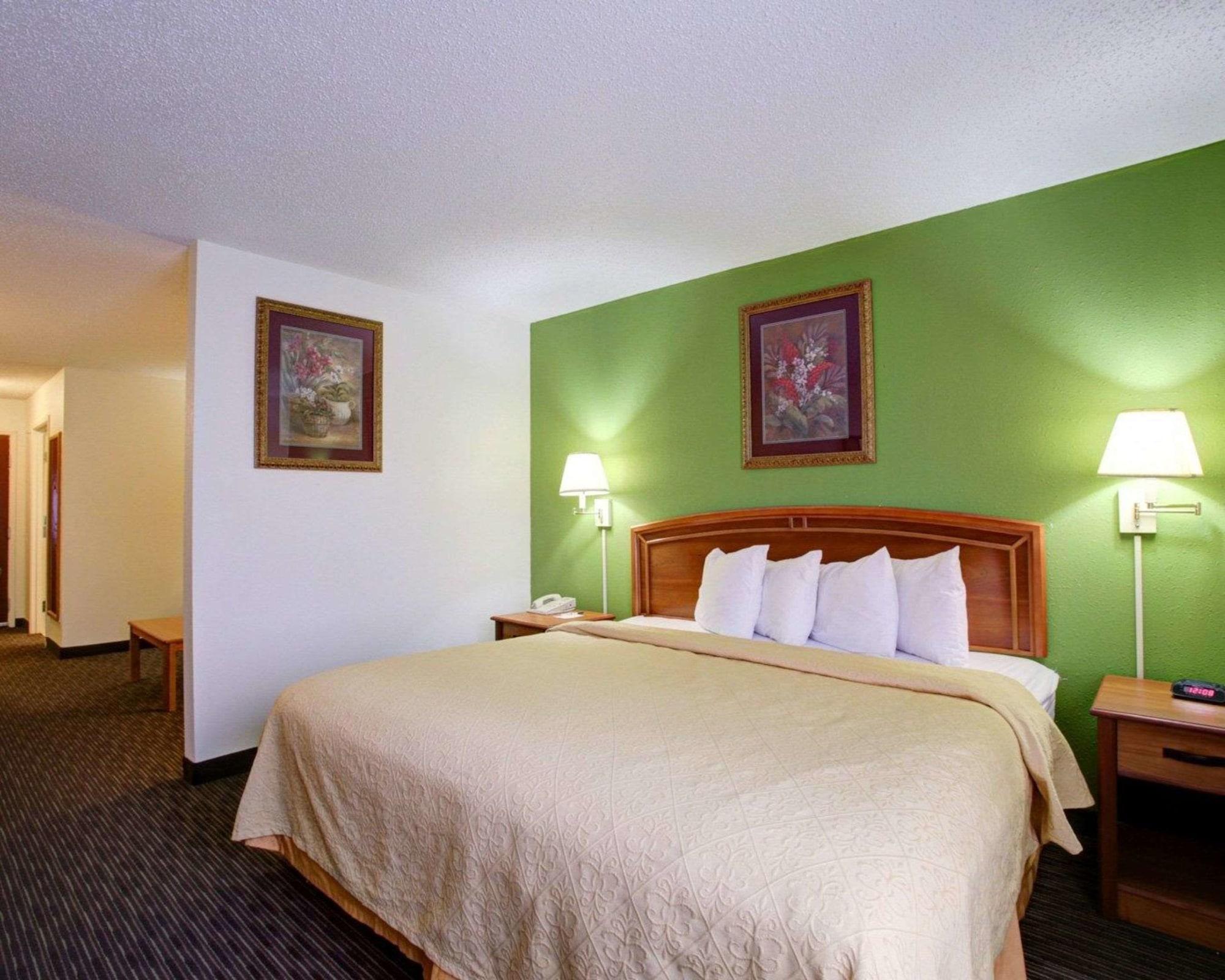 Quality Inn & Suites Airport Austin Exterior photo