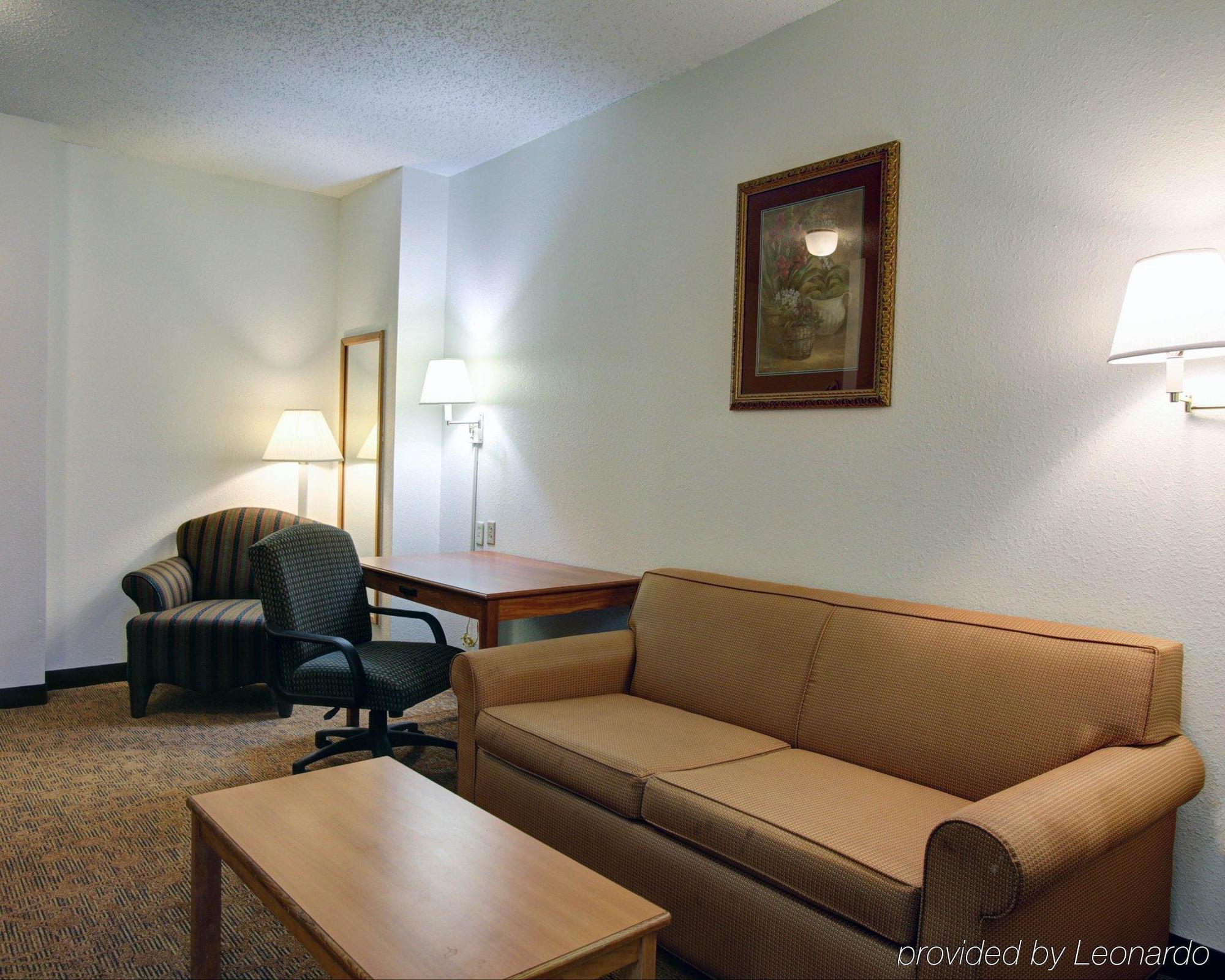 Quality Inn & Suites Airport Austin Exterior photo