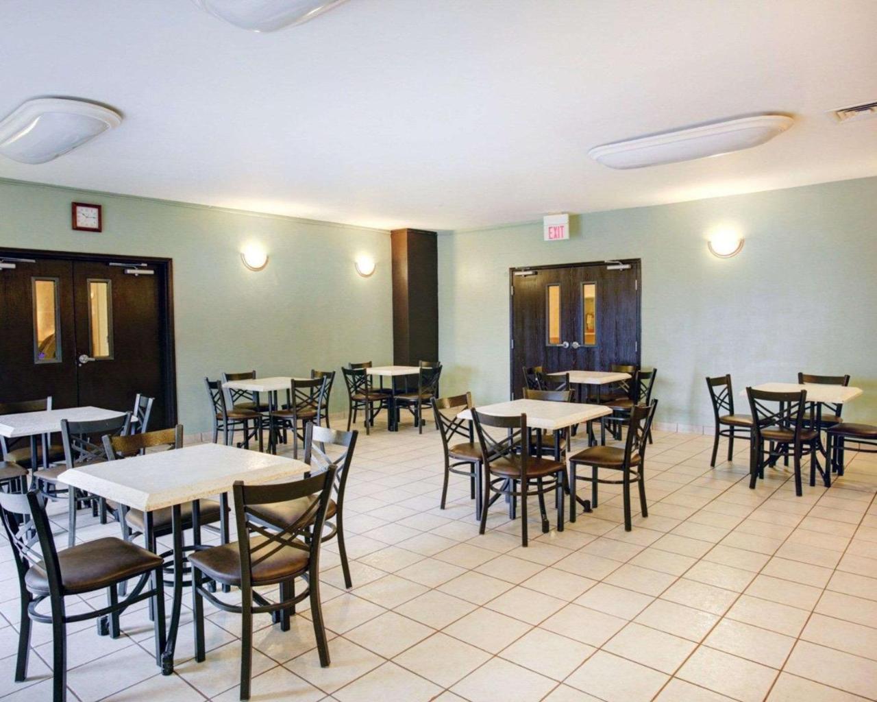 Quality Inn & Suites Airport Austin Exterior photo